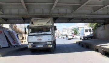 Fatih'te sürücü hesaplamadı, kamyonet köprü altında sıkıştı