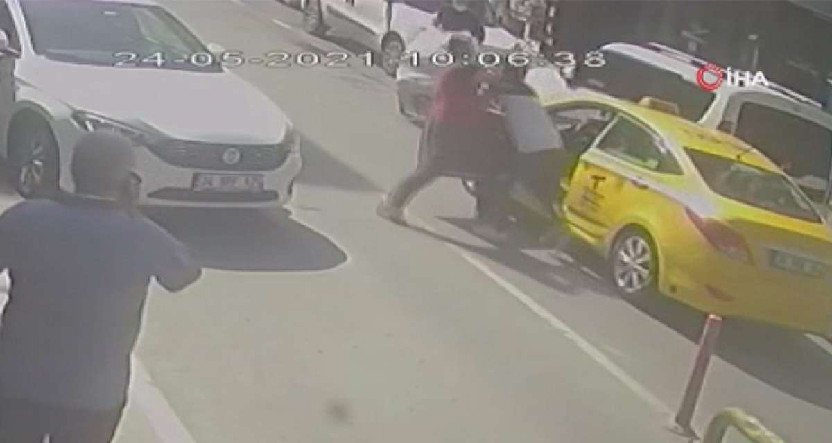 Fatih'te taksici ve yolcunun kısa mesafe kavgası kamerada