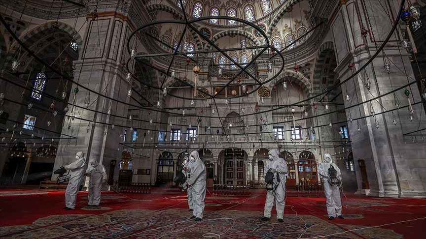 Fatih'teki camiler, Kovid-19 önlemleri kapsamında dezenfekte ediliyor