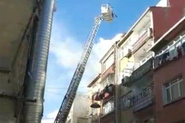 Fatih'teki çatı katı yangını mahalleliyi sokağa döktü