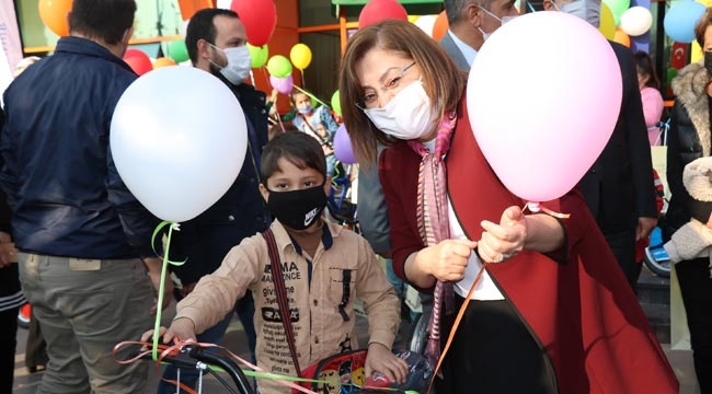Fatma Şahin en çok kitap okuyan çocuklara bisiklet hediye etti