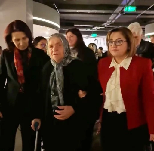 Fatma Şahin: "Bayrak Milletin Namusudur"