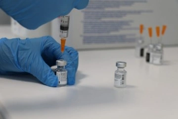 FDA, ABD’deki 18 yaş ve üzeri tüm yetişkinler için 3’üncü doz aşıya onay verdi