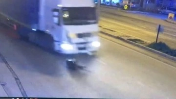 Feci kaza! Tırın &ccedil;arptığı yaya metrelerce fırladı