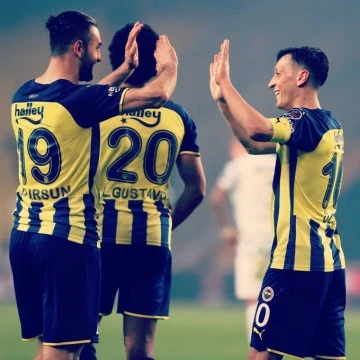 Fenerbahçe'de Mesut Özil'e büyük alkış