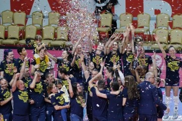 Fenerbahçe Kadın Voleybol Takımı, şampiyonluk kupasını kaldırdı
