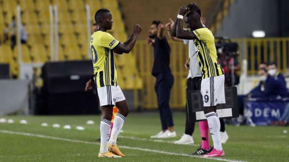 Fenerbahçe'de Emre Belözoğlu ileri uçta Samatta'yı oynatma planları yapıyor