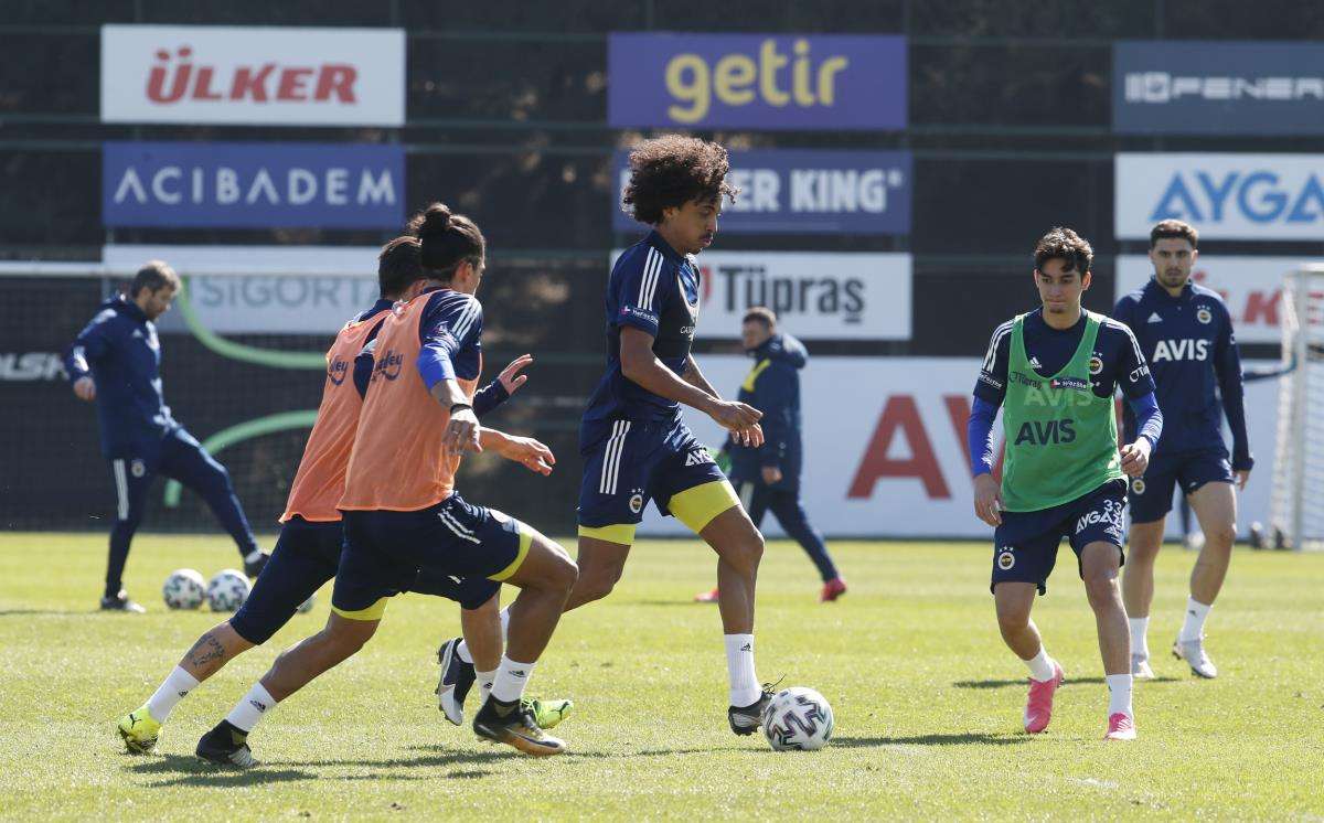 Fenerbahçe'de sakatlığını atlatan Luiz Gustavo, takımla çalışmalara başladı