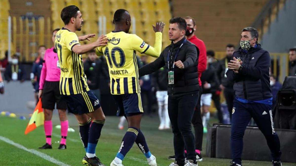 Fenerbahçe'de Samatta'nın golü sonrası tüm takım Emre Belözoğlu'na koştu
