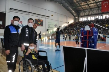 Fenerbahçeli, engelli taraftar Umut’a polisten canlı maç jesti