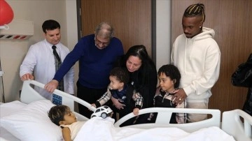 Fenerbah&ccedil;e'nin Brezilyalı futbolcusu Lincoln Henrique'den yaralı depremzedelere ziyaret