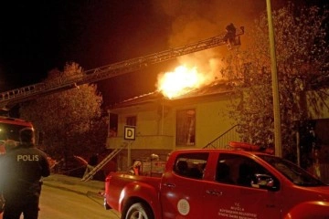 Fethiye'de 2 katlı evin çatısı alev alev yandı