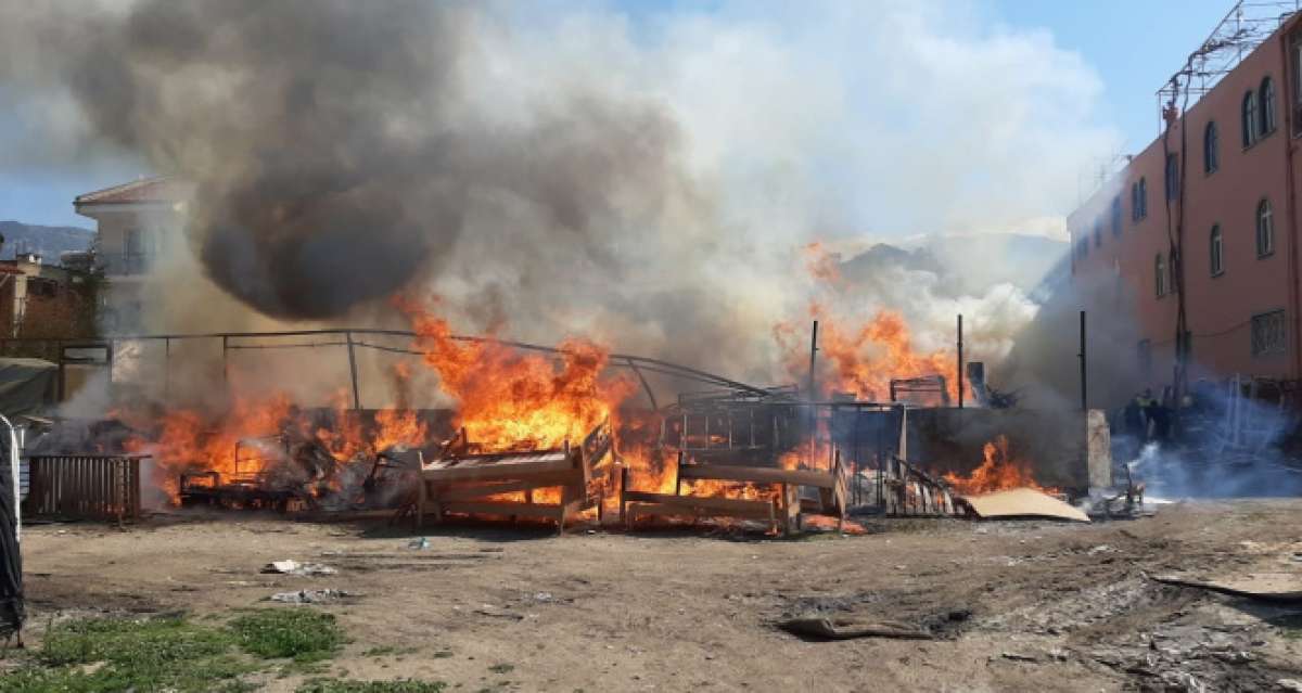 Fethiye'de ikinci el eşya mağazasının deposunda yangın çıktı