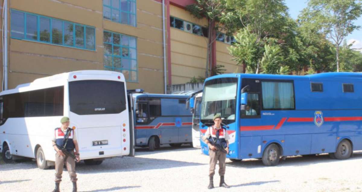 FETÖ'nün askeri mahrem yapılanmasından sorumlu 2 aktif öğretmen yakalandı