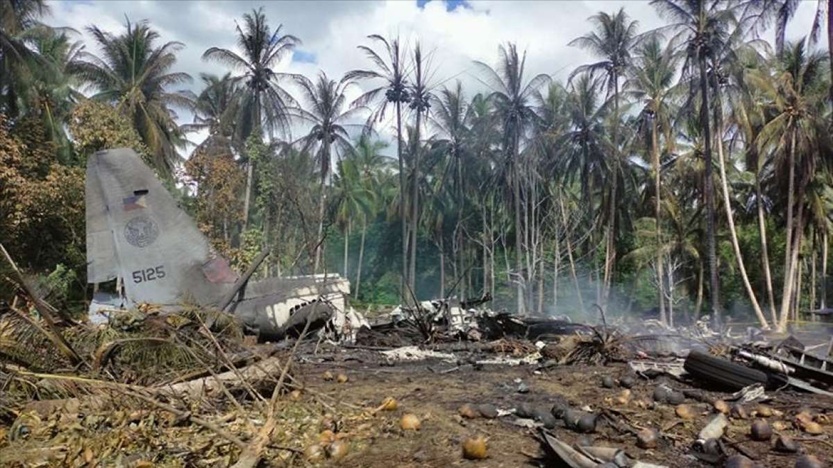 Filipinler'de düşen askeri uçağın kara kutusu bulundu