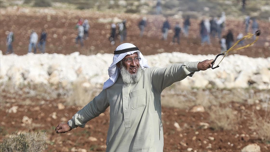 Filistin'in ihtiyar delikanlısı sapanıyla İsrail askerlerine karşı direniyor