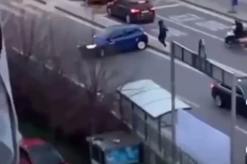 Film sahnelerini aratmayan kovalamaca: kaza yapıp ka&ccedil;maya &ccedil;alıştı