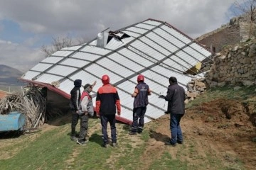 Fırtınada evin üzerine uçan ağılın çatısı AFAD tarafından kaldırıldı
