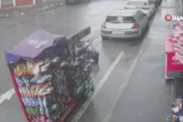 Fırtınada marketin cips standı böyle uçtu
