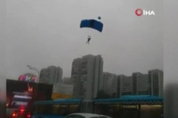 Fırtınaya yakalanan paraşütçüler caddeye iniş yaptı