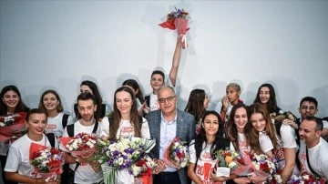 FIVB Milletler Ligi'nde şampiyon olan Filenin Sultanları İstanbul'a döndü