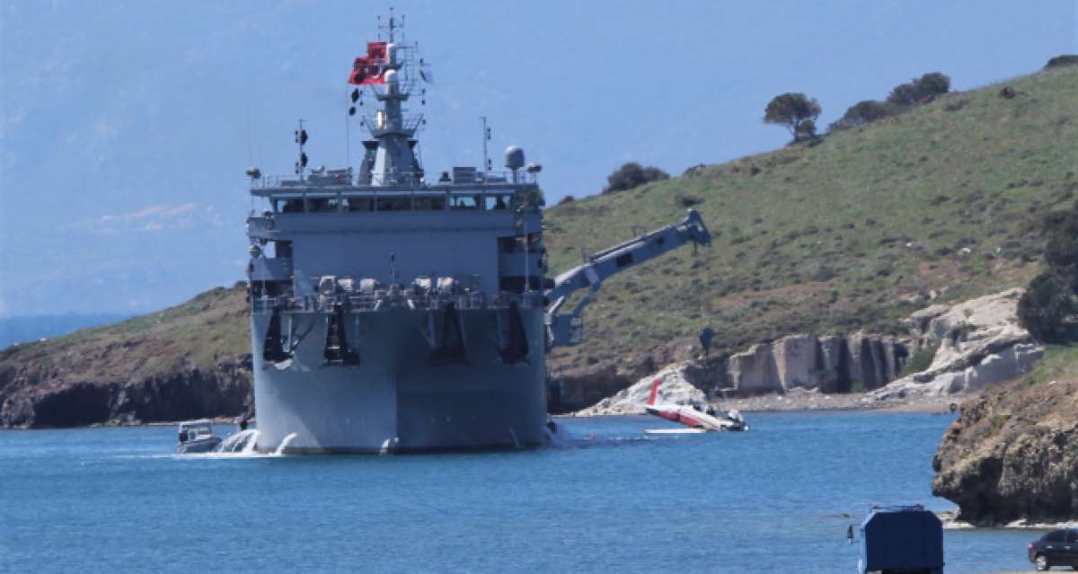 Foça'da düşen askeri uçağın enkazı denizden çıkarıldı