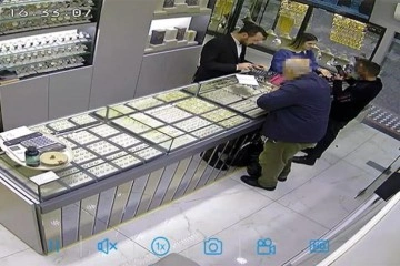 Fotoğraf &ccedil;ekme bahanesiyle bileziği &ccedil;almaya kalktı