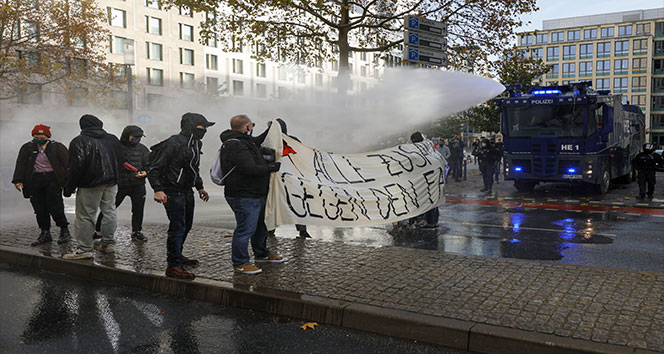 Frankfurt’ta Covid-19 önlemleri karşıtı protestoya polis müdahalesi