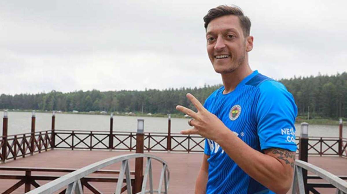 Fransa basınına konuşan Mesut Özil, 'Fenerbahçe'de oynamak rüya gibi' dedi