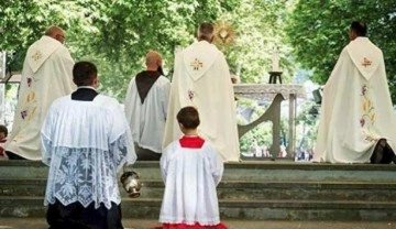 Fransa hükumetinden çocuk istismarıyla ilgili rahiplere çağrı