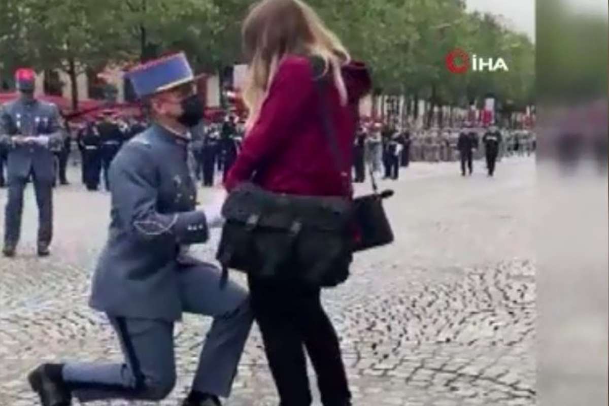 Fransa'da askeri geçit töreninde evlilik teklifi