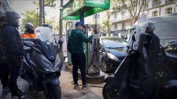 Fransa'da benzin kuyrukları gündelik hayatın bir parçası halini aldı