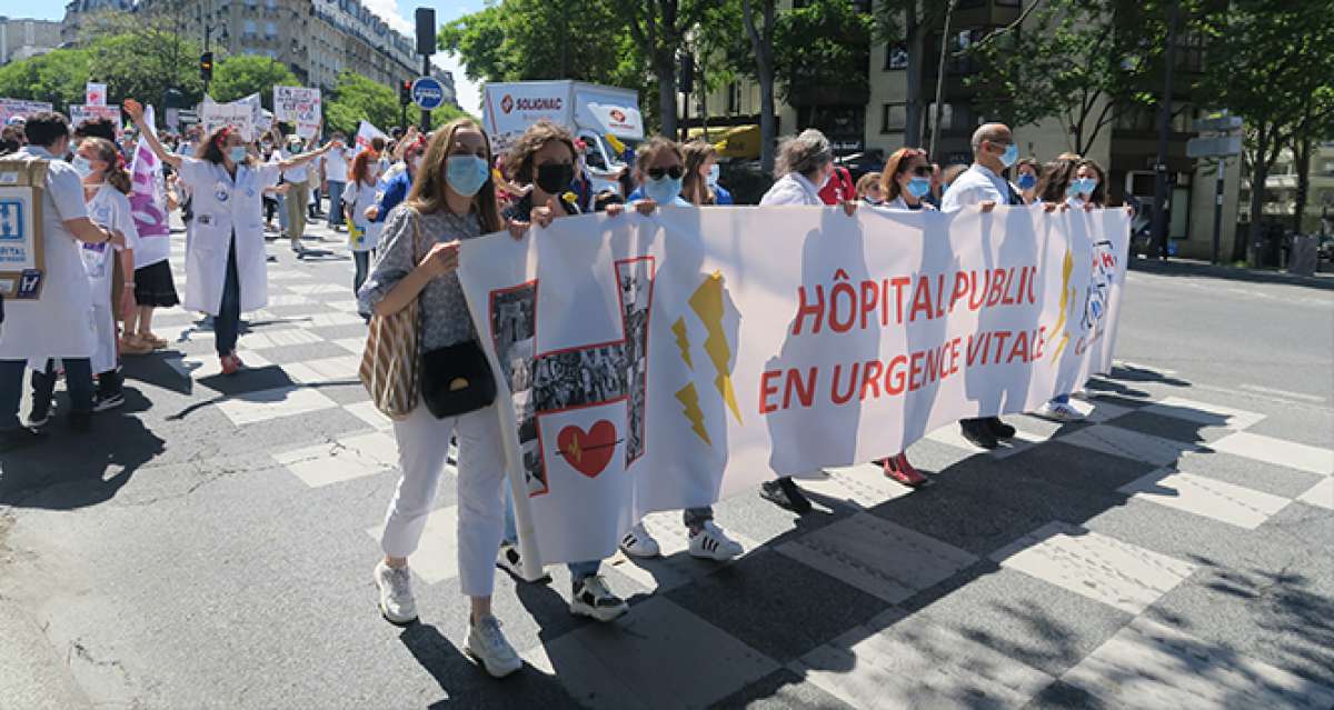 Fransa'da doktorlar ve sağlık personelinden hükümet karşıtı protesto