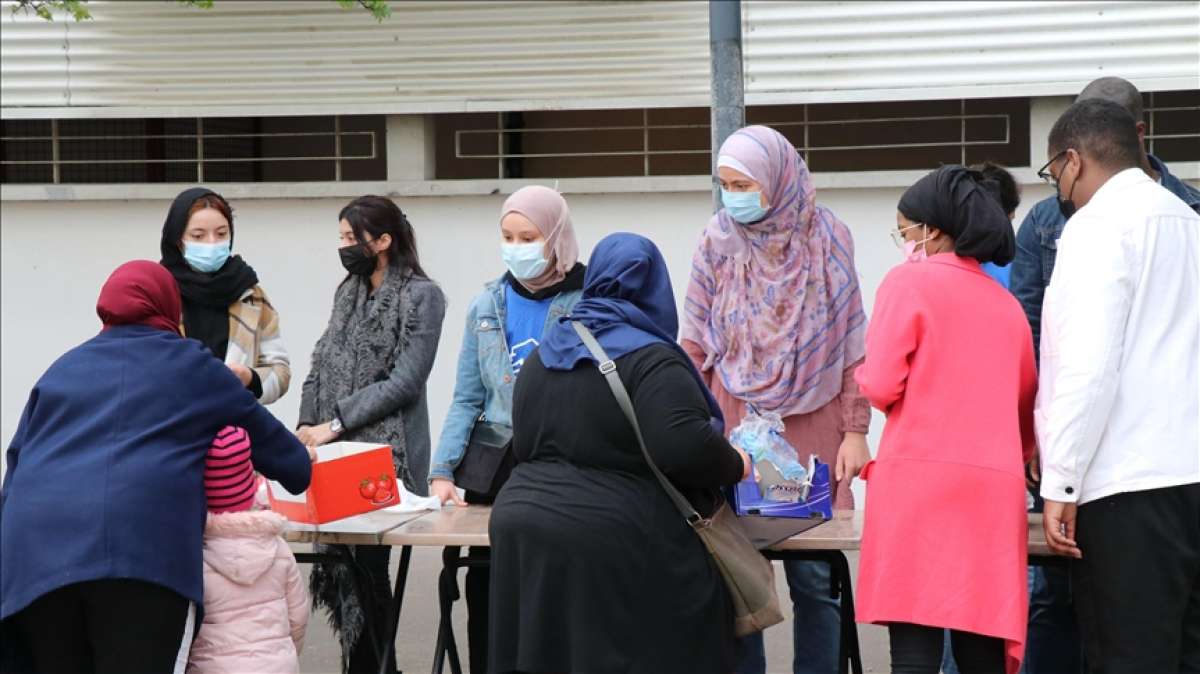 Fransa'da Müslüman öğrenciler ramazanın bereketini arkadaşlarıyla paylaşıyor