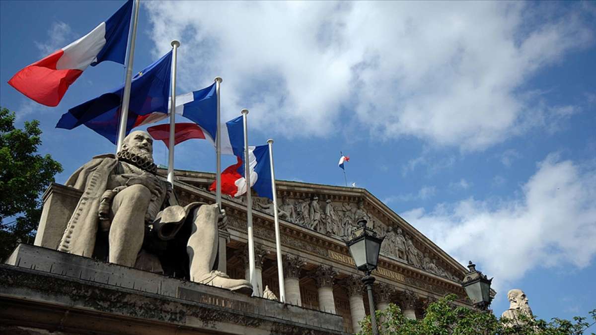 Fransa'da Müslümanların ötekileştirildiği gerekçesiyle eleştirilen tasarı yasalaştı