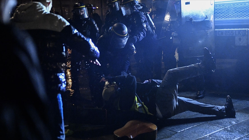 Fransa'da polislerden şiddet itirafı