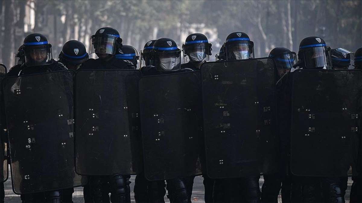 Fransa'da sarı yelekli eylemcilere şiddet uygulayan 2 polise soruşturma