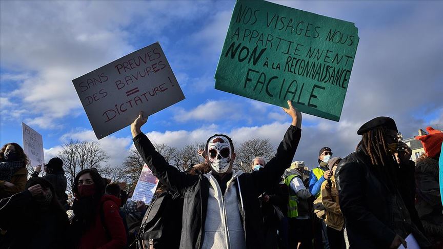 Fransa’da sarı yeleklilerle güvenlik yasa tasarısı karşıtlarının gösterilerinde olaylar çıktı