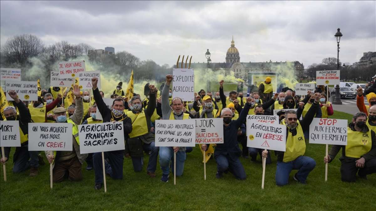 Fransız çiftçiler sektördeki sıkıntılarına dikkati çekmek için Paris'te gösteri düzenledi