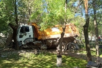 Freni boşalan hafriyat kamyonu parka daldı