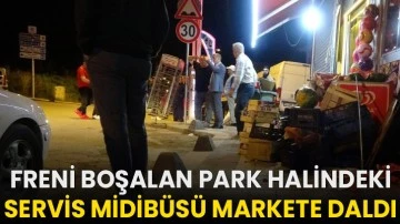 Freni boşalan park halindeki servis midibüsü markete daldı!