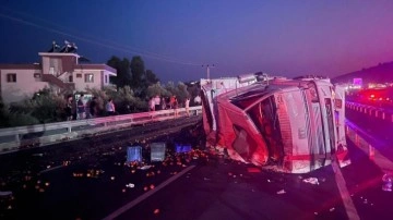 Freni patlayan domates yüklü kamyon 3 araca çarptı: 1 ölü, 5 yaralı
