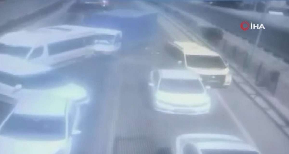 Freni patlayan kamyon kırmızı ışıkta bekleyen araçların arasına böyle daldı: 2 yaralı