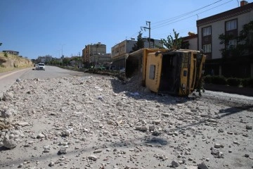 Freni patlayan moloz yüklü kamyon, önce durağı, ardından elektrik direklerini ve ağaçları yıktı