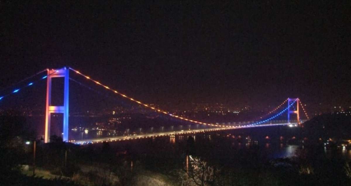 FSM Köprüsü 4 Şubat Dünya Kanserler Günü'nde mor ve turuncu ile ışıklandırıldı