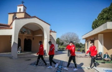 Futbolcular, Dinler Bahçesi'nde cuma namazı kıldı