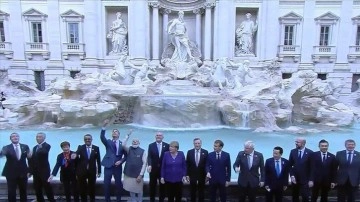 G20 Liderler Zirvesi'ne katılan bazı liderler, Roma'nın "Trevi Çeşmesi"ne bozuk