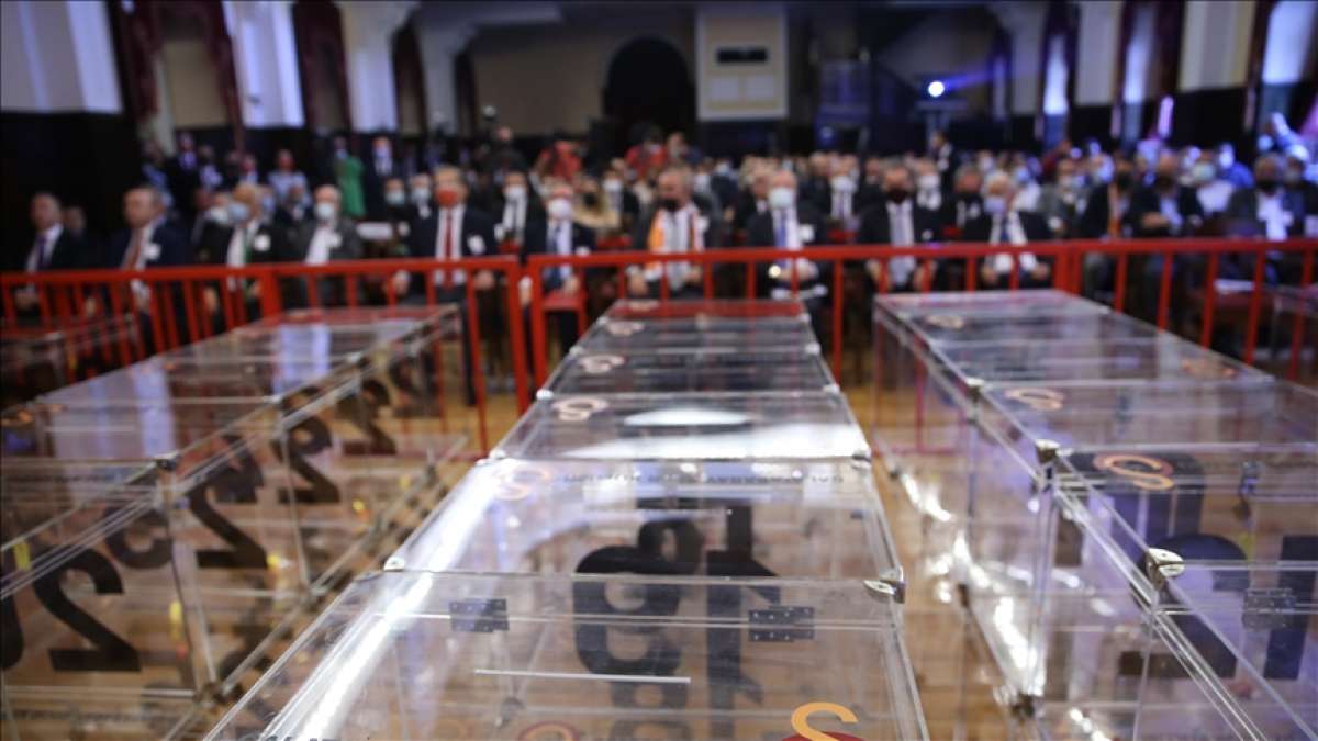 Galatasaray Kulübünün kongresinde oy verme 30 sandıkta başladı