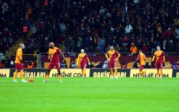 Galatasaray taraftarından yönetim ve futbolculara tepki