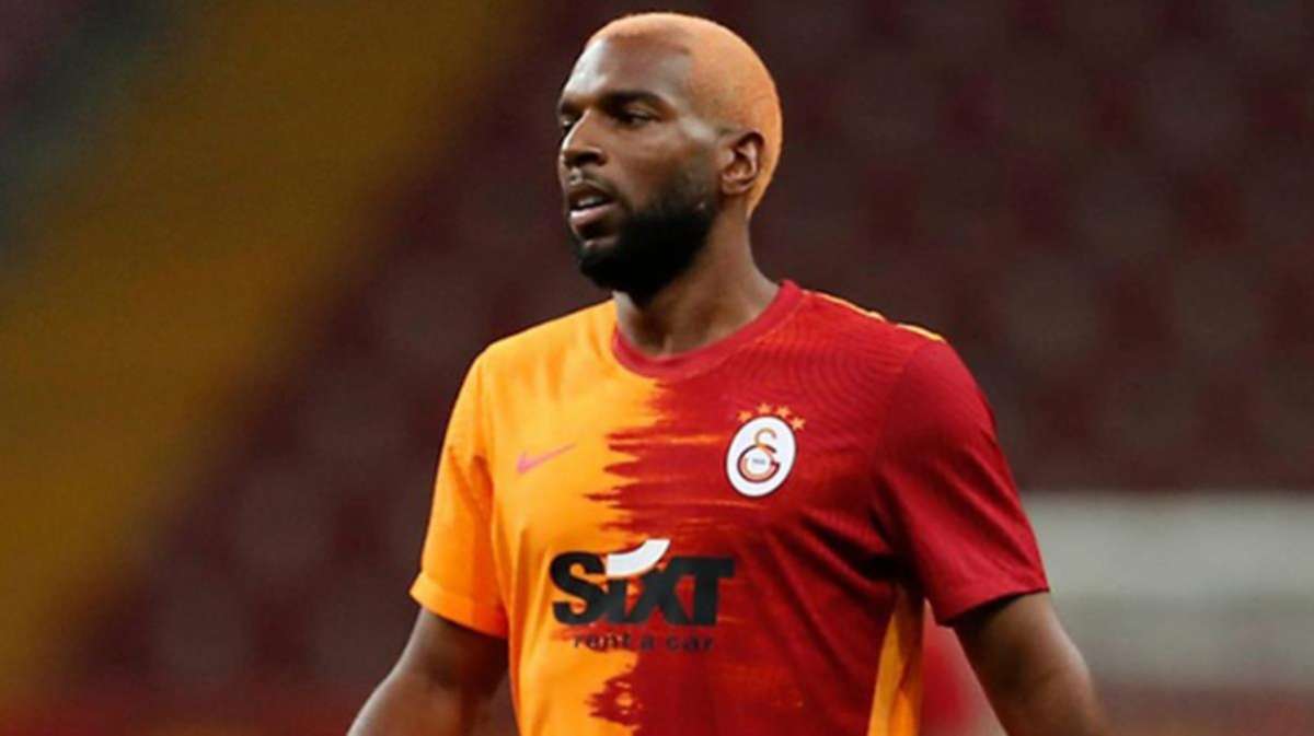 Galatasaray'da Ryan Babel, TT Stadı'nın zeminini eleştirdiği için para cezası aldı